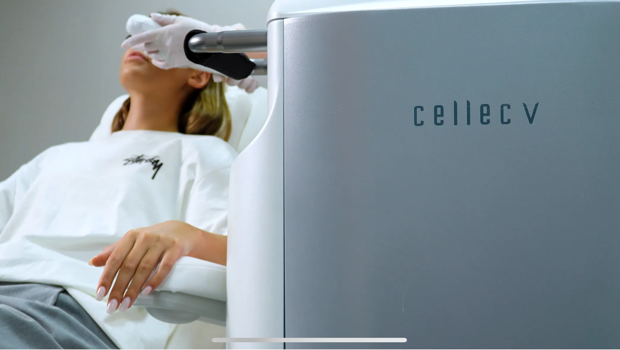 Cellec V працює за принципом інтенсивного імпульсного світла (IPL), яке проникає в глибокі шари шкіри і поглинається специфічними структурами, такими як меланін, гемоглобін та колаген. Це призводить до руйнування пігментних плям, усунення судинних дефектів (наприклад, куперозу) та стимуляції вироблення колагену, що забезпечує омолодження та покращення текстури шкіри.